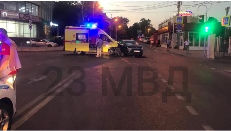 Автомобиль скорой медицинской помощи краевой БСМП столкнулся с легковушкой: двое пассажиров пострадали