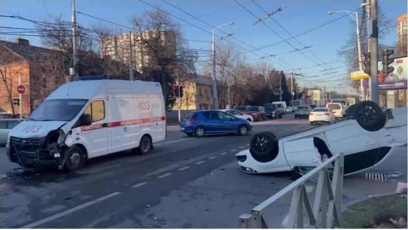 Автомобиль скорой медицинской помощи краевой БСМП столкнулся с легковушкой на улице Дзержинского