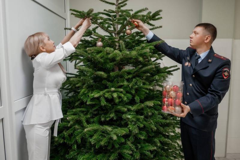 В Краснодаре «Полицейский Дед Мороз» установил новогоднюю елку в детском приемном отделении краевой больницы скорой медицинской помощи