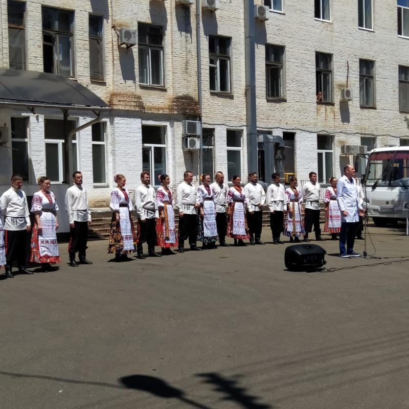 Ансамбль "Криница" поздравил коллектив БСМП с праздником медицинского работника