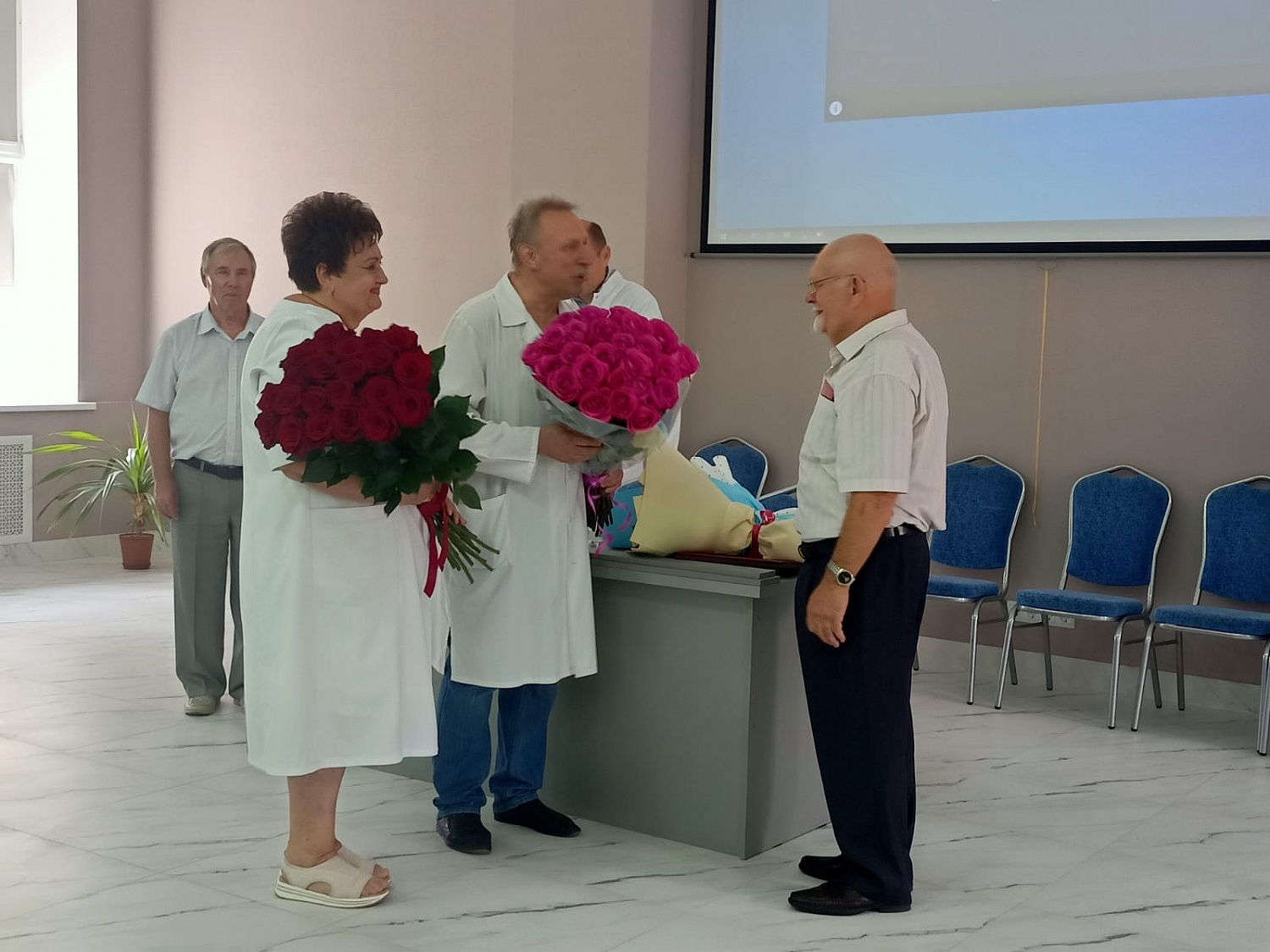 В краевой БСМП проводили на пенсию старейшего хирурга Владимира Даничкина.