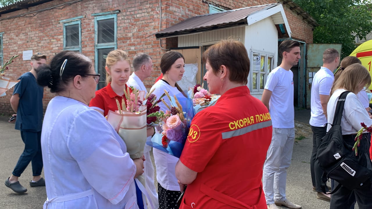 Краснодарские молодогвардейцы поздравили фельдшеров краевой БСМП с днём медицинского работника
