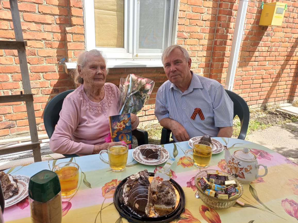 Профсоюзный комитет краевой БСМП поздравил ветеранов Великой Отечественной войны с 80-летним юбилеем Великой Победы