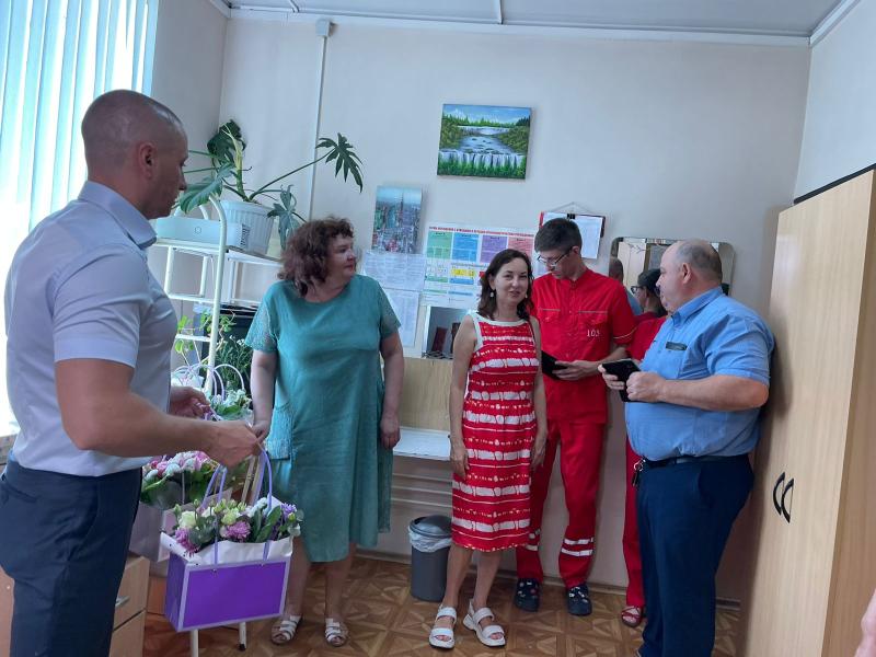 Депутат городской думы города Краснодара Андрей Анашкин поздравил фельдшеров краевой БСМП с предстоящим днем медицинского работника.