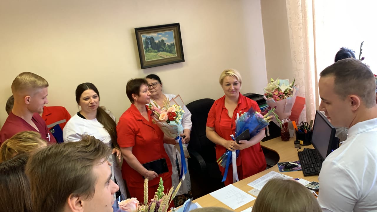 Краснодарские молодогвардейцы поздравили фельдшеров краевой БСМП с днём медицинского работника
