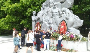 Члены профсоюза краевой БСМП посетили памятники ВОВ