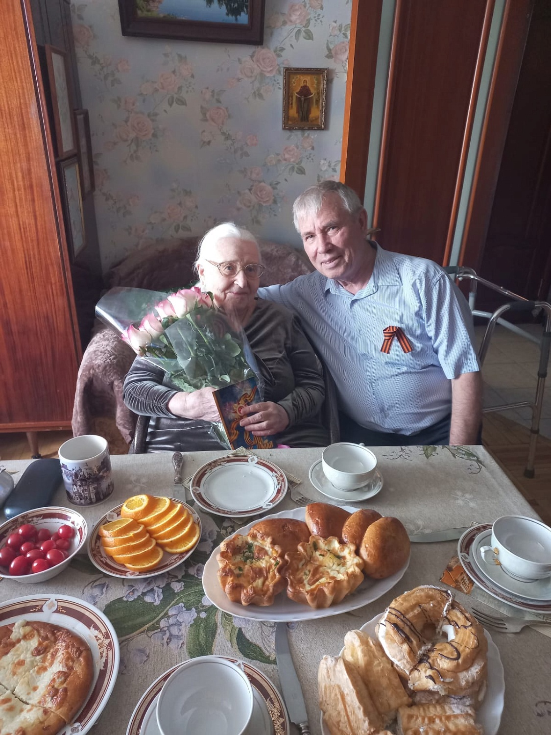 Профсоюзный комитет краевой БСМП поздравил ветеранов Великой Отечественной войны с 80-летним юбилеем Великой Победы