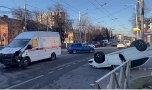 Автомобиль скорой медицинской помощи краевой БСМП столкнулся с легковушкой на улице Дзержинского