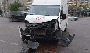Медики скорой помощи попали в аварию.
