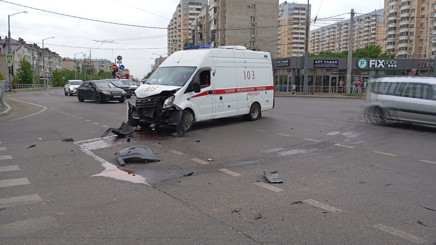Медики скорой помощи попали в аварию. Медики скорой помощи попали в аварию.