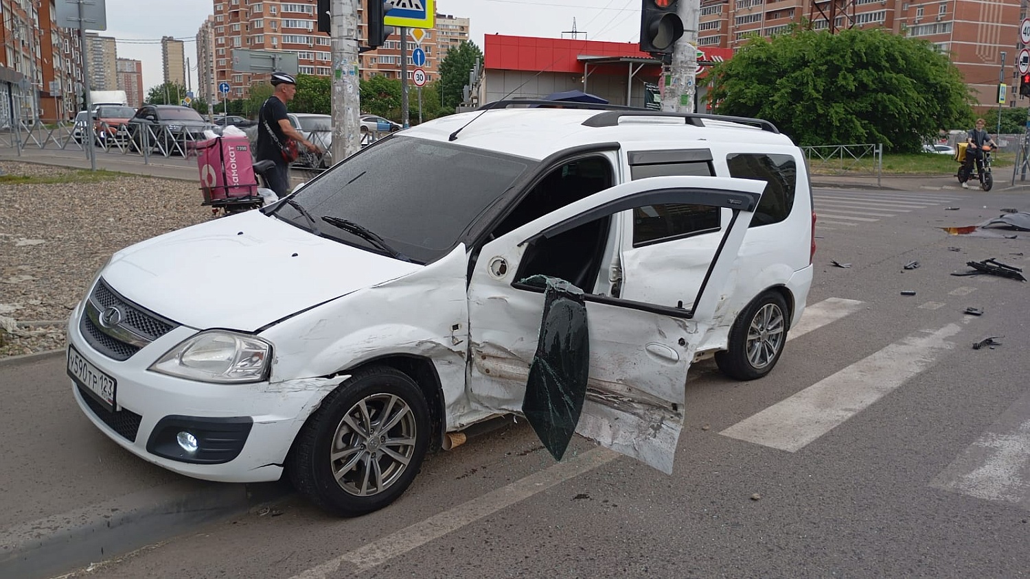 Медики скорой помощи попали в аварию. Медики скорой помощи попали в аварию.