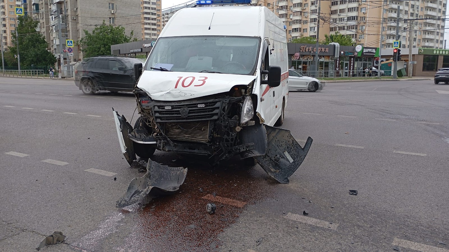 Медики скорой помощи попали в аварию. Медики скорой помощи попали в аварию.